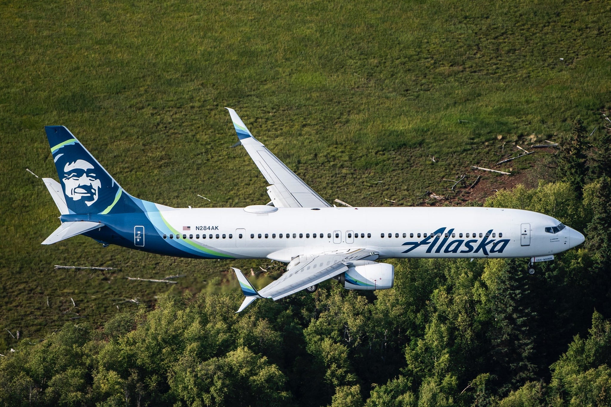 Fresh fare, full beverage service: Alaska Airlines further expands food and drink offerings for passenger