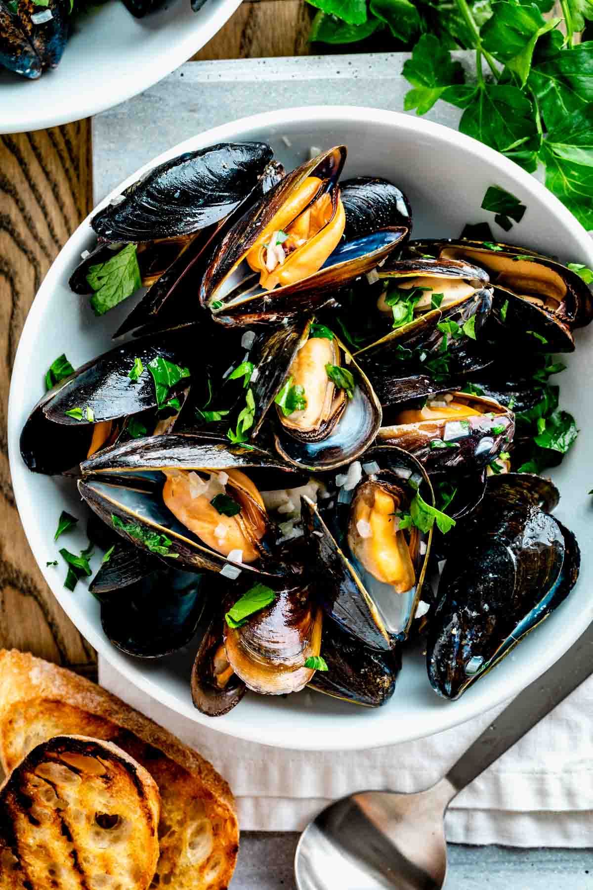 Simple Steamed Mussels with Garlic